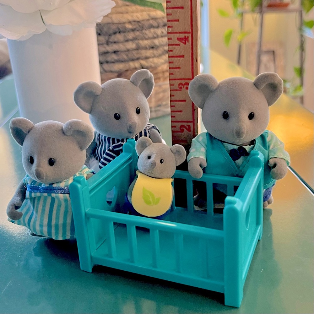 Li’l Woodzeez The Canberra Koalas • Miniature Animal Figurine Set + Crib